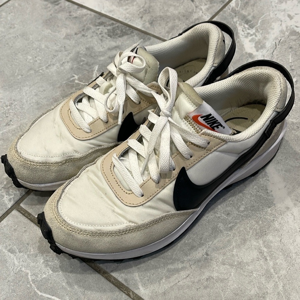 Nike Women’s Classic Sneakers (8.5)